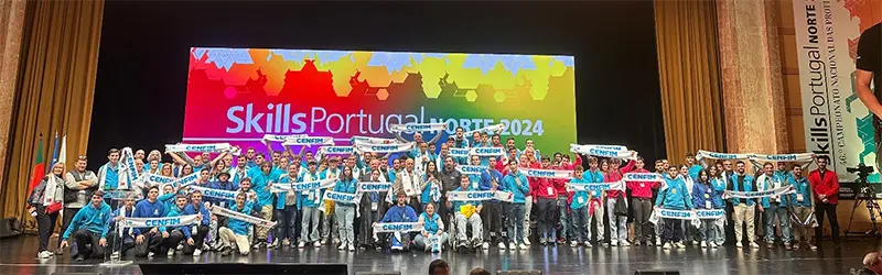 Uma imagem com palco, Teatro, concerto, interior
Descrição gerada automaticamente