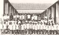 1956: Ir. M Laura e seus alunos da 1 classe, no Inst. N Sr do Livramento.