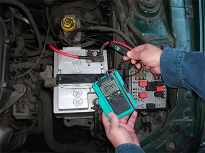 Medição da corrente DC de uma bateria de 12 V de automóvel. Medição da corrente DC de uma bateria de 12 V de automóvel.